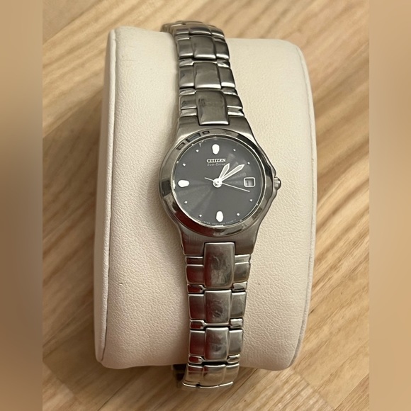 Citizen Eco-Drive Ladies Watch Black Dial WR100 Date Window Stainless Bracelet - Picture 4 of 14